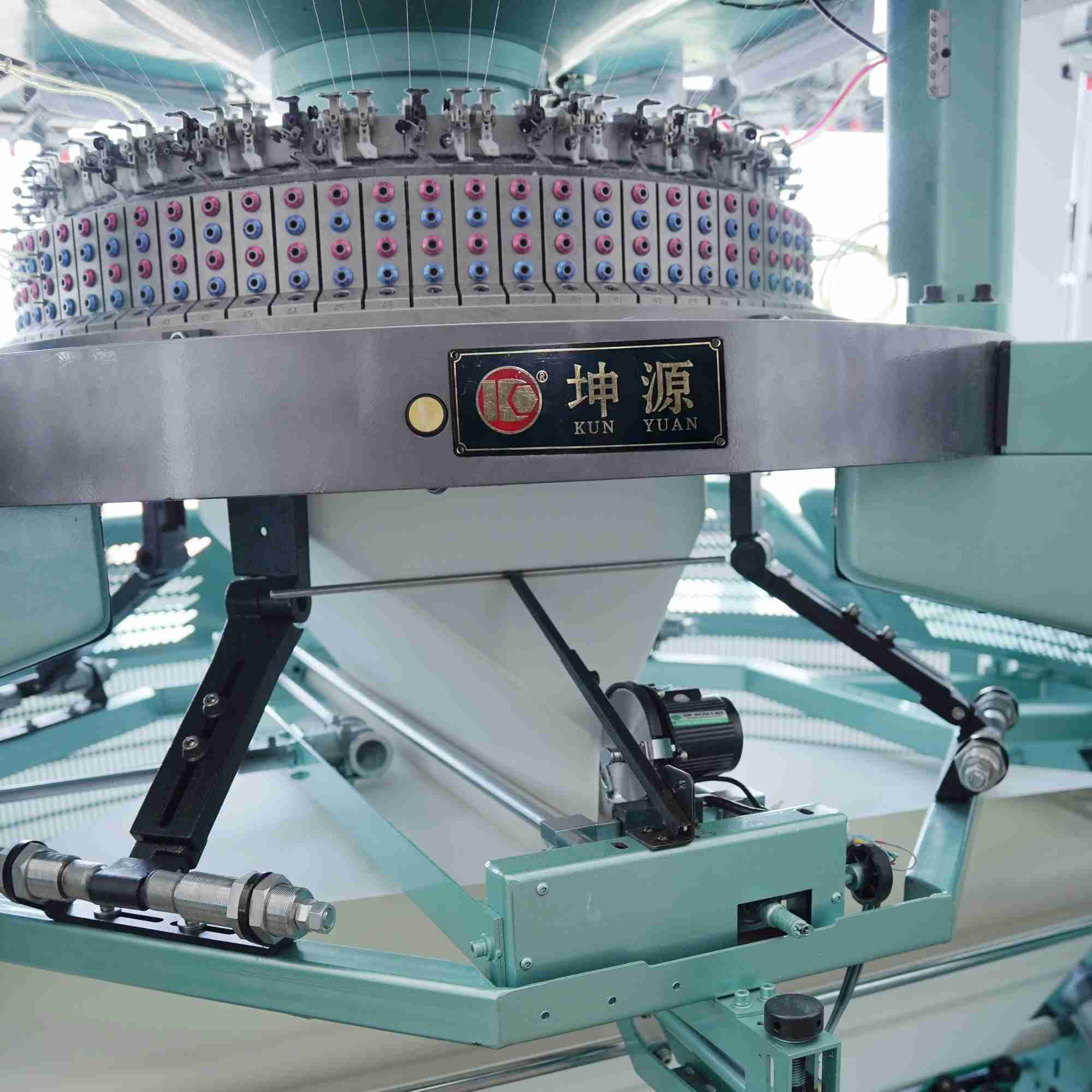 Cloth cutting rack